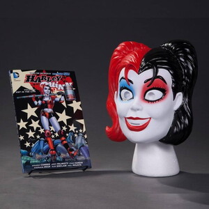 Harley Quinn Book And Mask Set İngilizce Çizgi Roman ve Maske